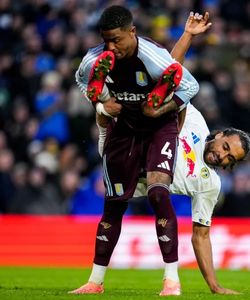 Il calciatore salva l’avversario con una mossa speciale: le immagini