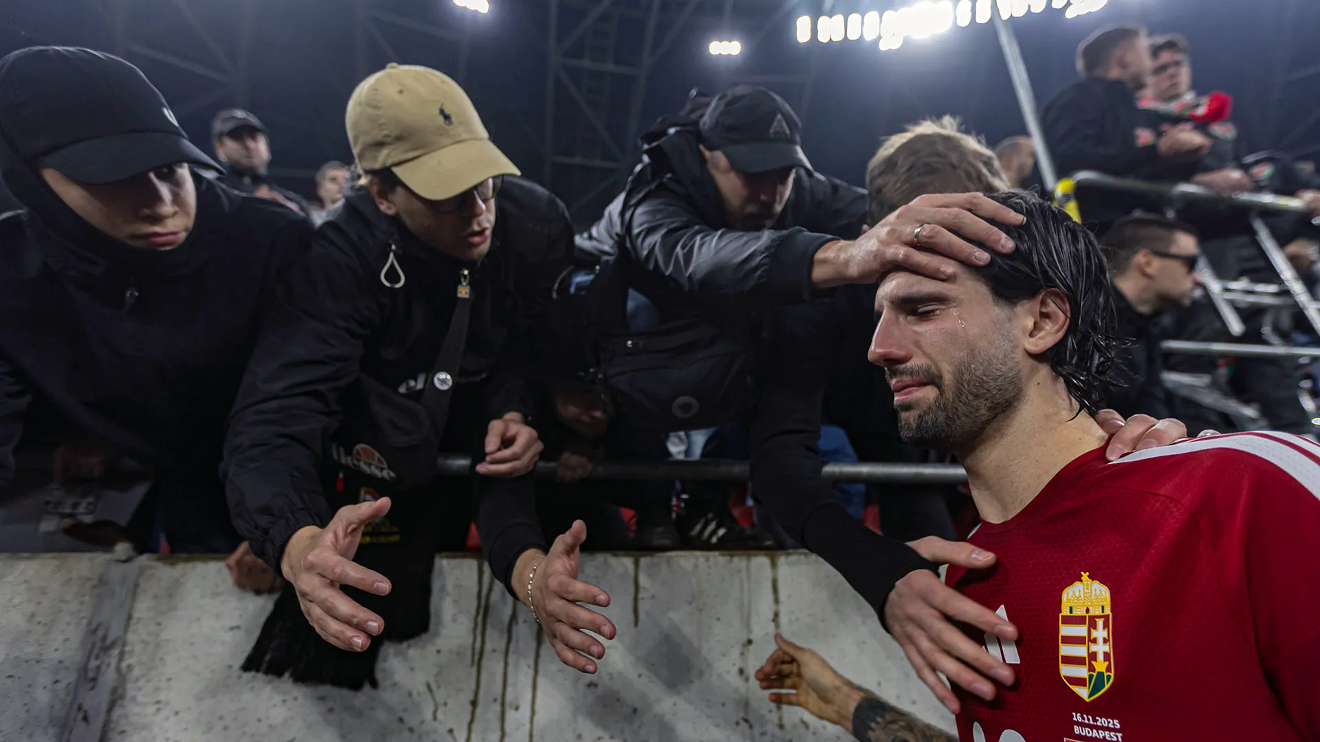 Szoboszlai è stato consolato dai tifosi al rientro negli spogliatoi