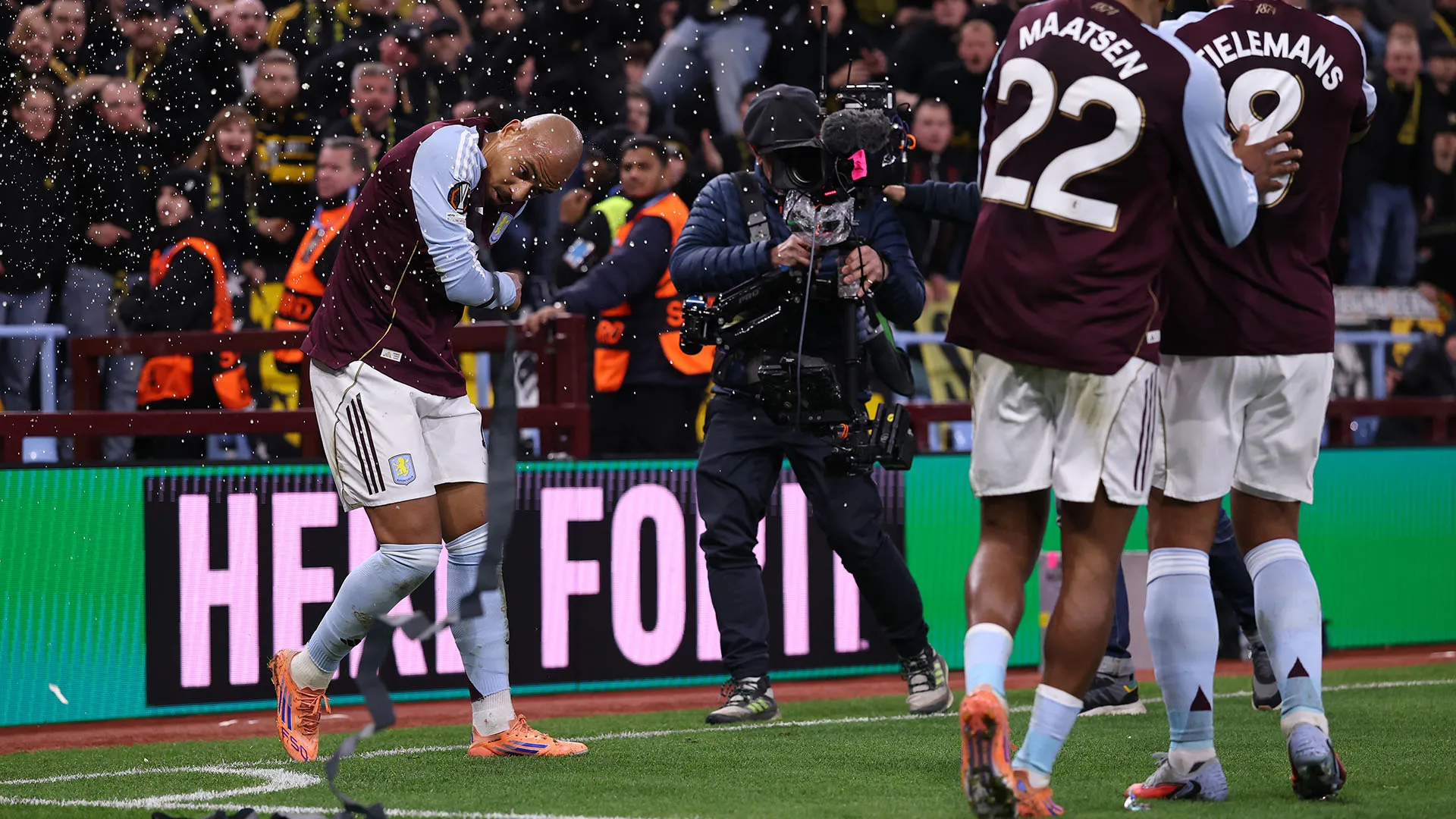 L'arbitro ha immediatamente interrotto il gioco dopo il colpo subìto da Donyell Malen