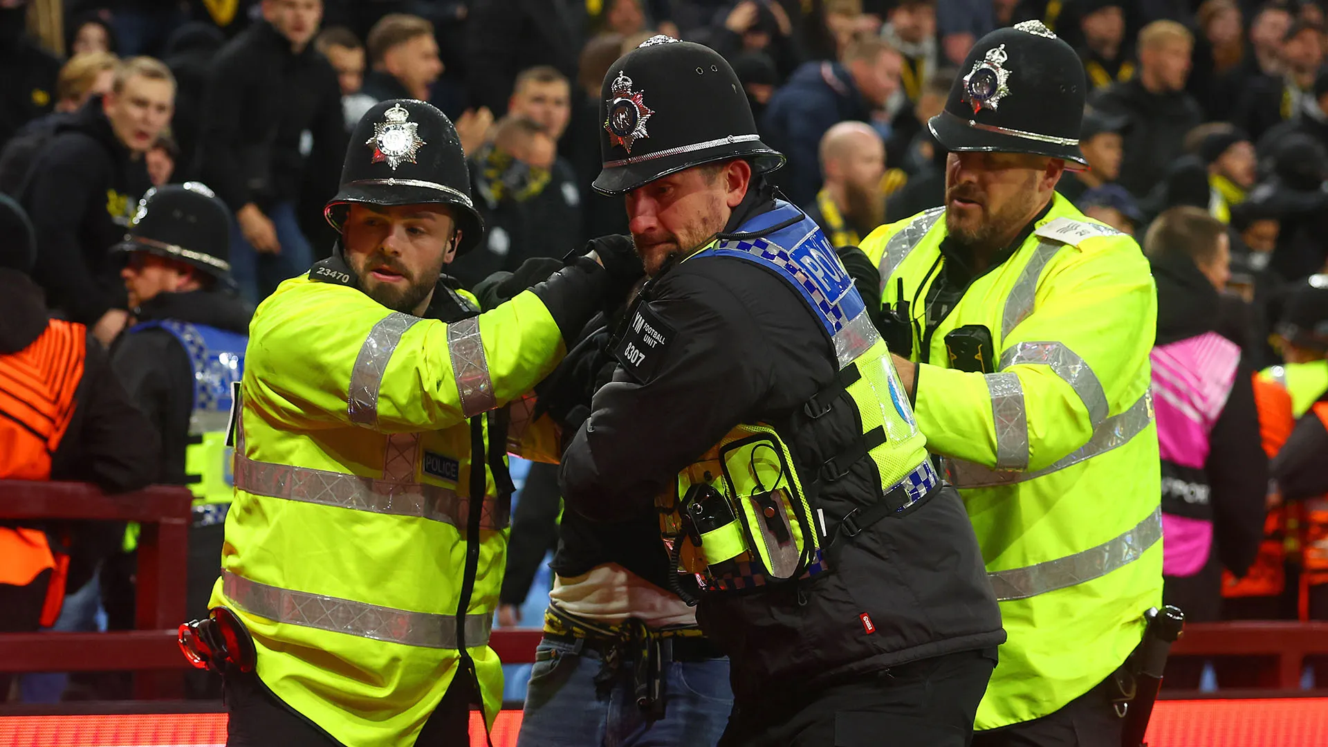 L'intervento della polizia è stato tempestivo: gli agenti hanno prelevato alcuni individui per permettere il corretto svolgimento del match