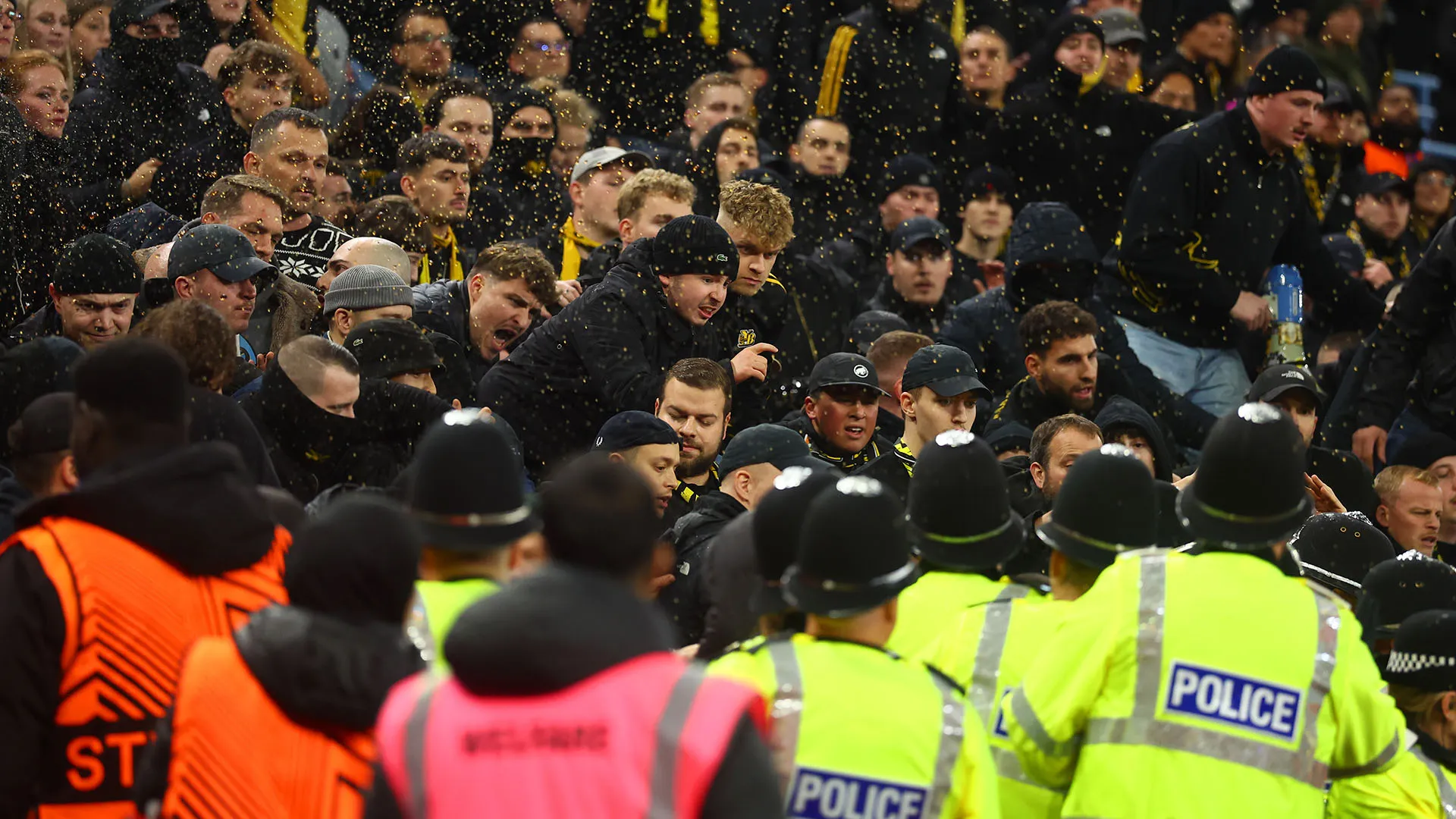 Appena si è alzata la tensione, decine di agenti di polizia si sono avvicinate agli spalti per evitare guai peggiori