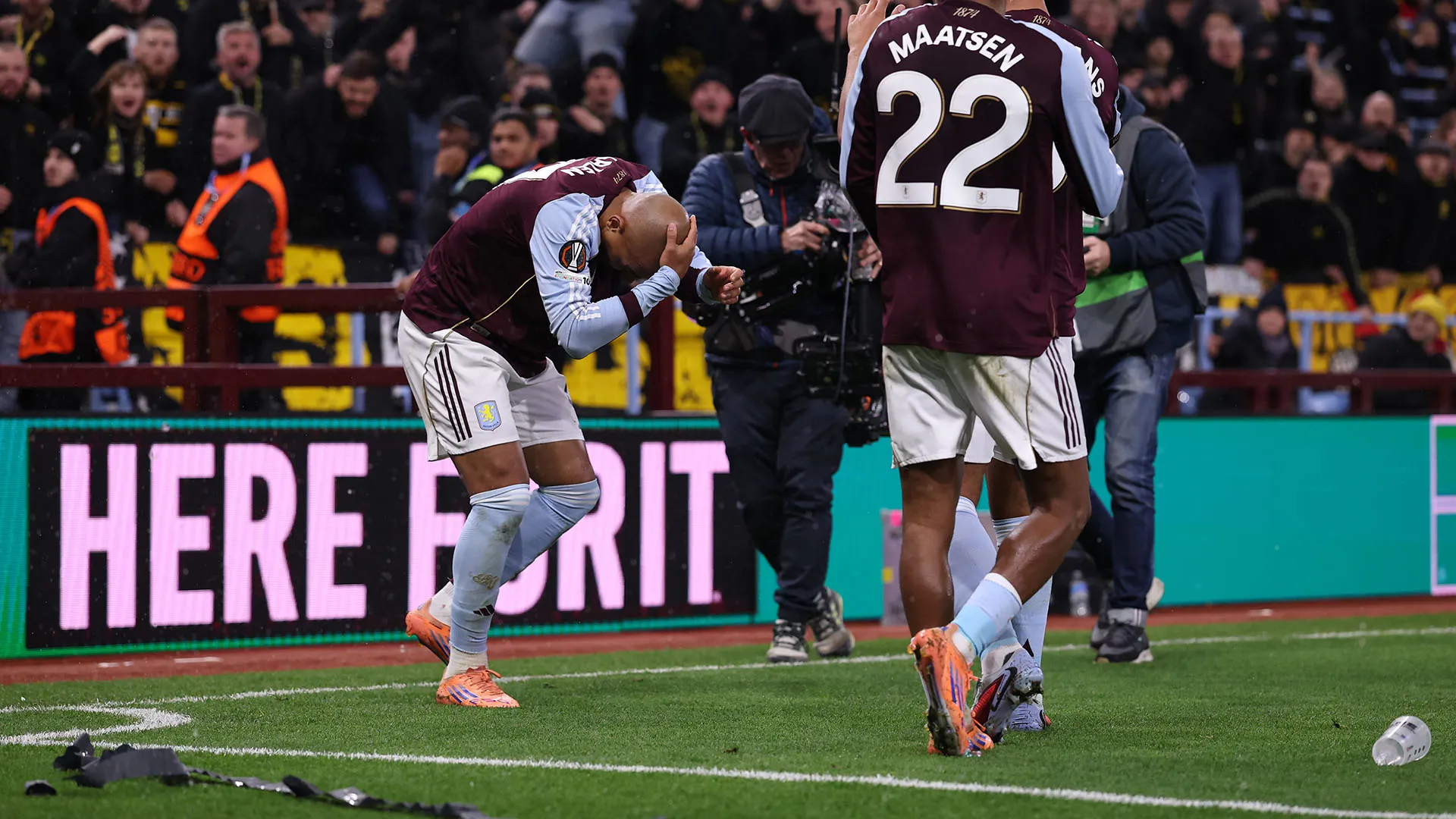 Il calciatore olandese si è subito accasciato al suolo dopo aver ricevuto il bicchiere in testa