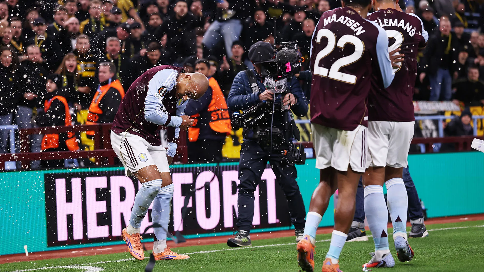 L'oggetto ha ferito Donyell Malen alla testa in una scena vergognosa