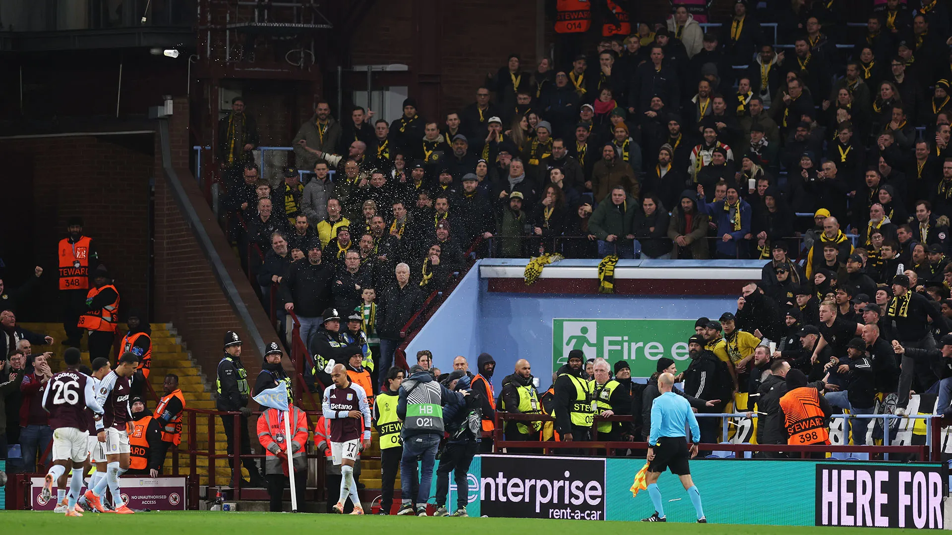 Alcuni tifosi ospiti hanno lanciato in campo un bicchiere di plastica pieno