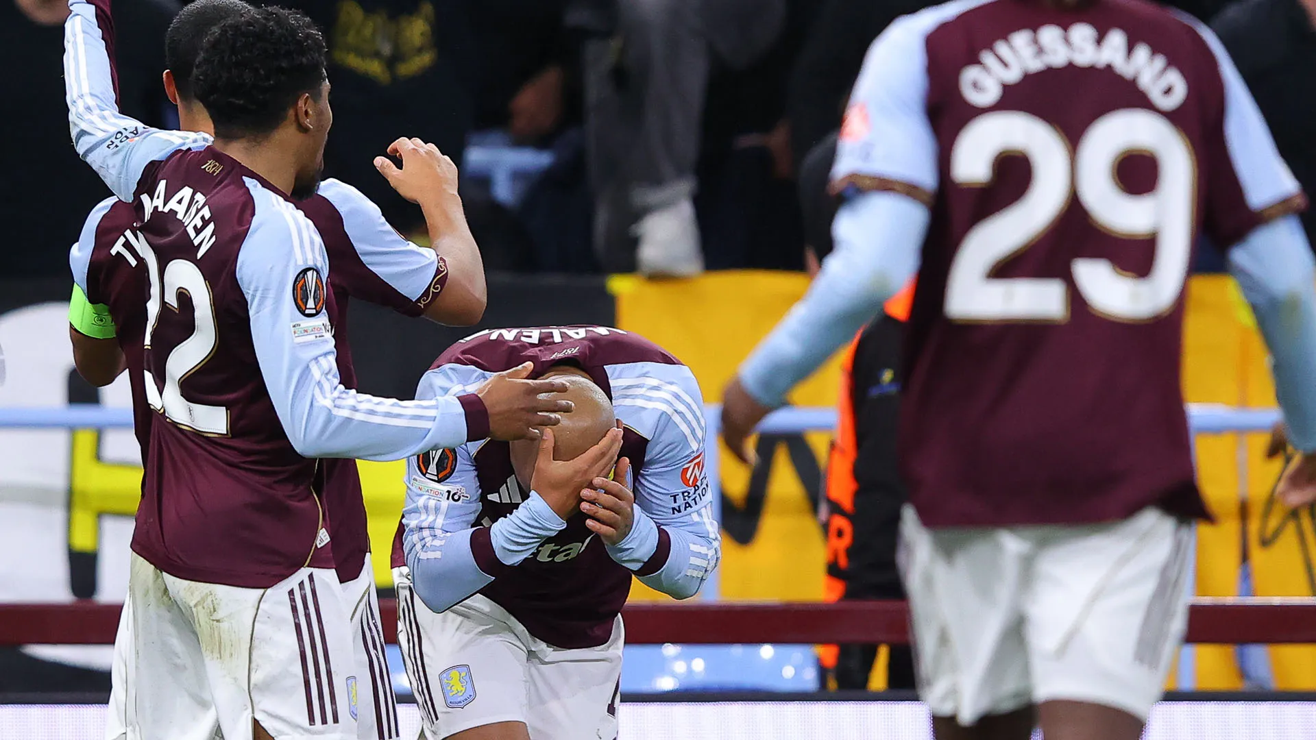 I compagni di Malen l'hanno soccorso immediatamente 