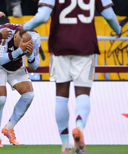 Donyell Malen colpito in testa e violenti scontri tra tifosi: le foto
