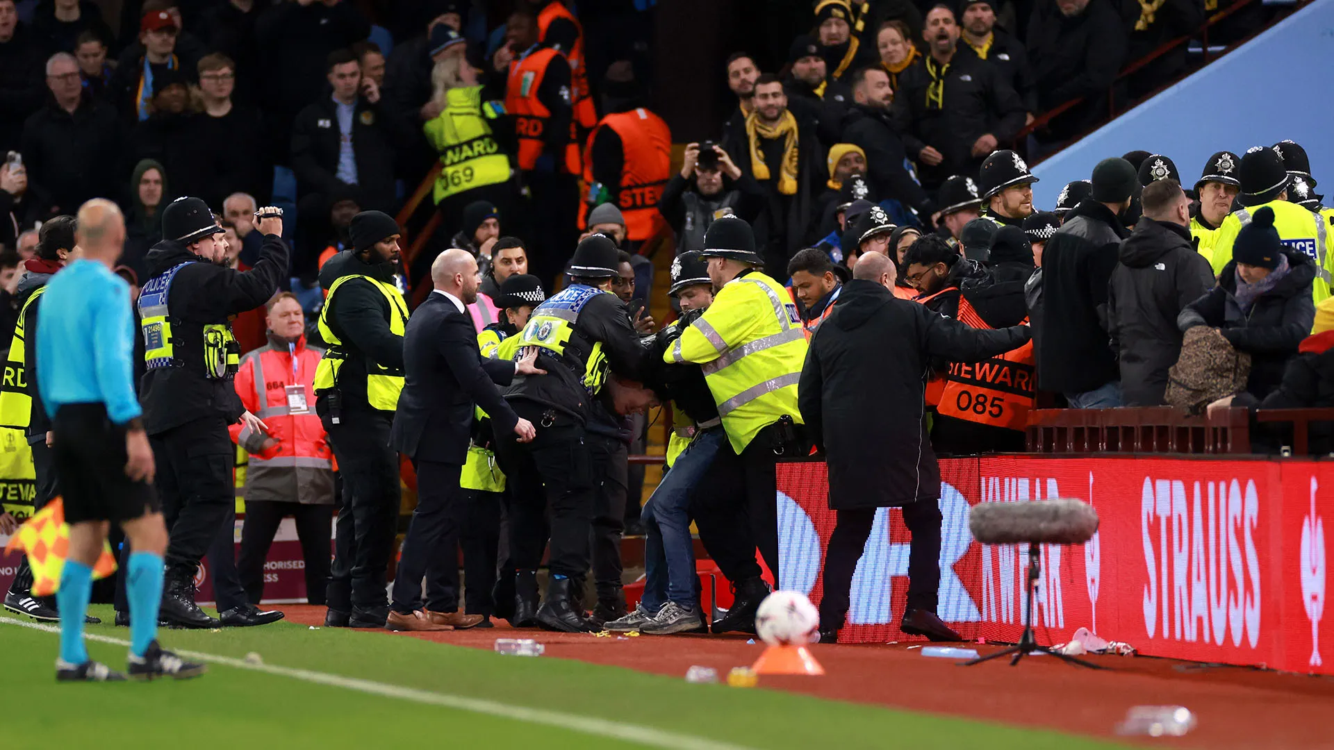 La situazione è degenerata e alcuni individui sono stati prelevati dalle forze dell'ordine