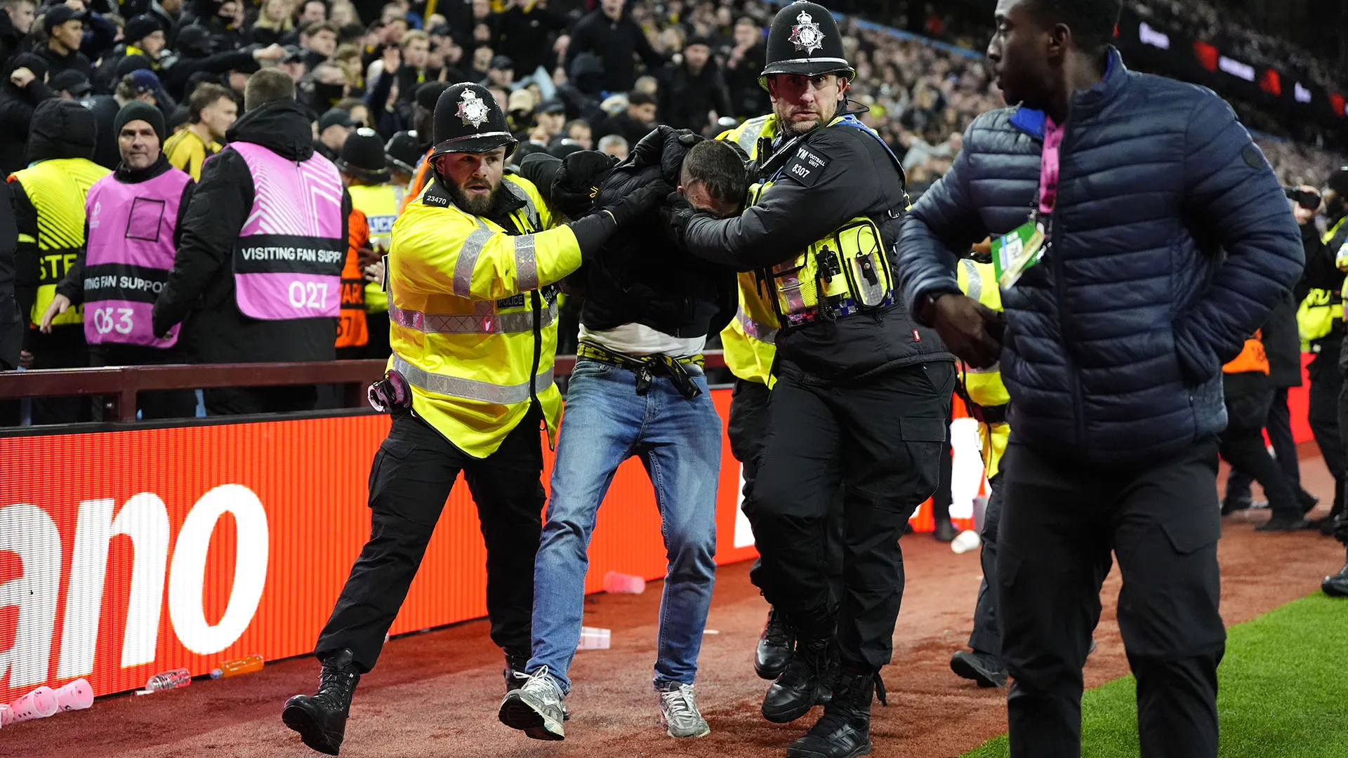 Le immagini degli scontri hanno fatto il giro del mondo e hanno indignato tutti