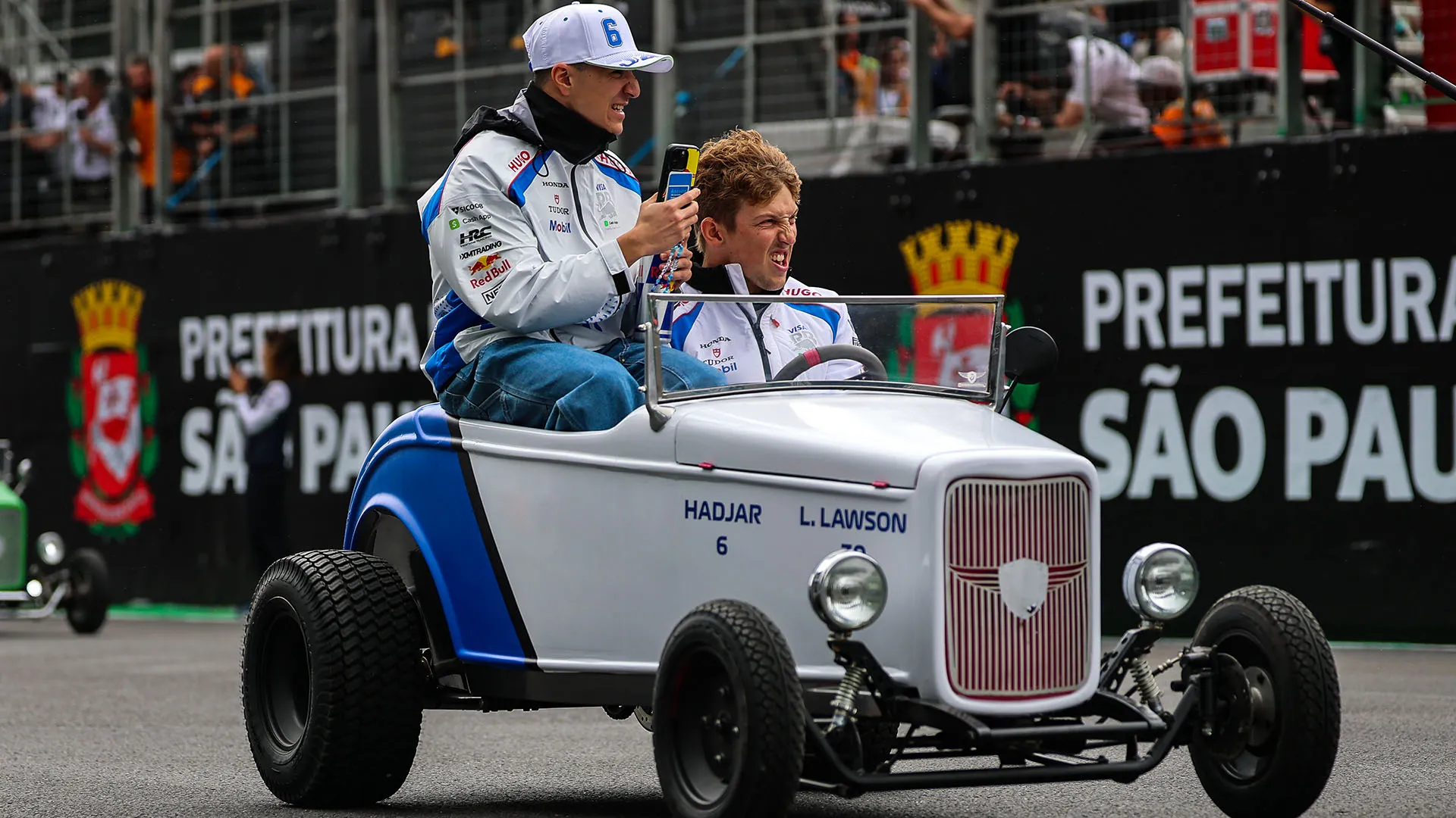 Hadjar e Lawson in pista con la macchina con i colori della scuderia Racing Bulls