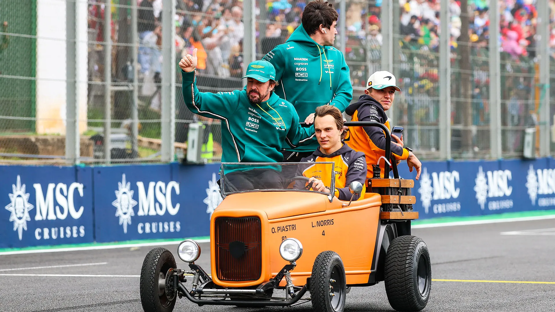 L'"alleanza" tra i piloti di McLaren e  Aston Martin: in 4 sulla stessa vettura