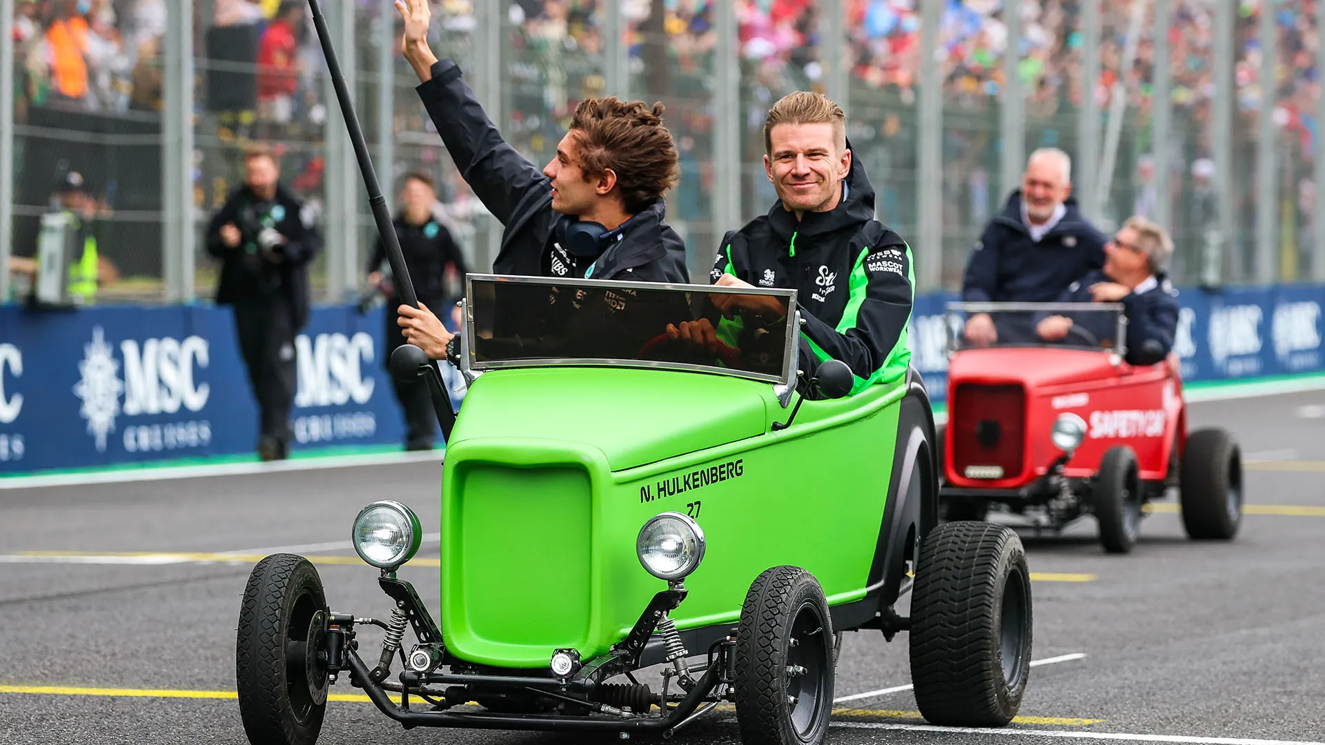 Antonelli è salito sulla piccola auto verde di Nico Hulkenberg