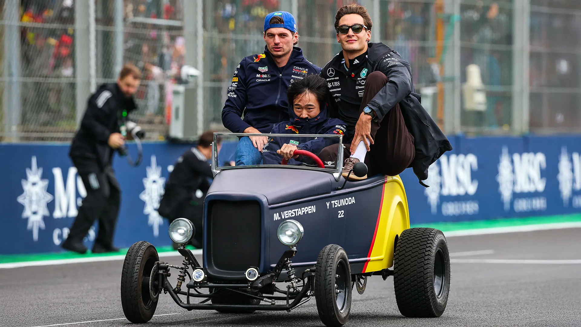 I team si sono poi mischiati: Russell ha chiesto un passaggio a Yuki Tsunoda e Max Verstappen sulla macchinina della Red Bull