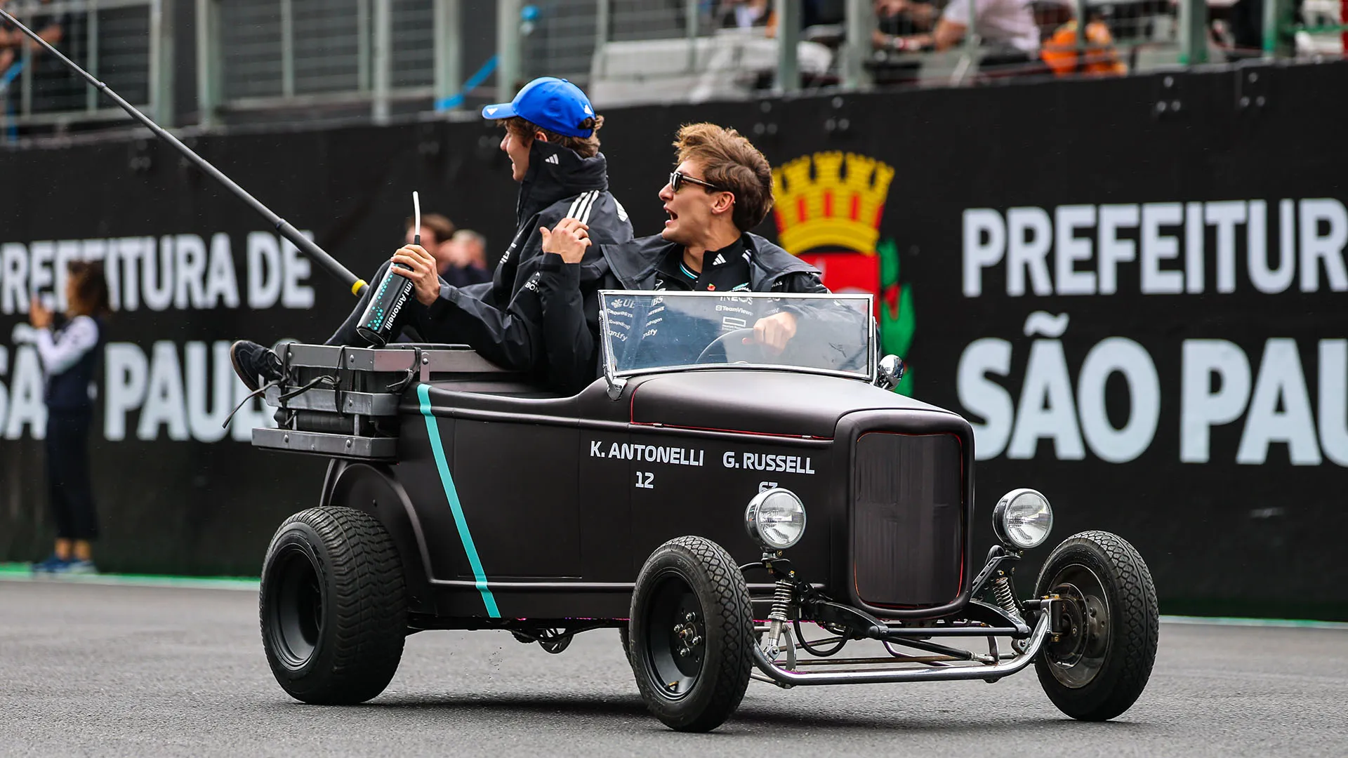 Ecco la minuscola auto nera della Mercedes: George Russell al volante, Andrea Kimi Antonelli è alle sue spalle