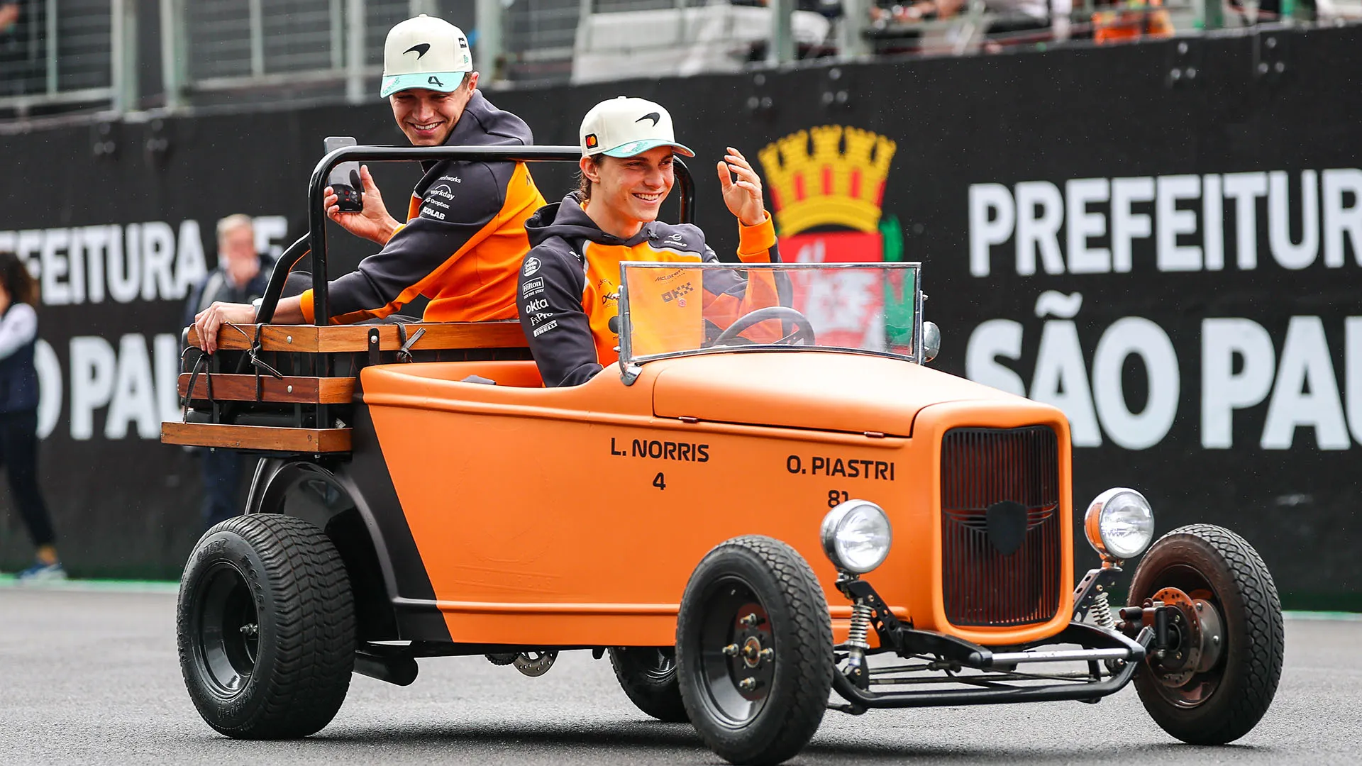 Ecco i due piloti della McLaren: Piastri fa l'autista di Norris