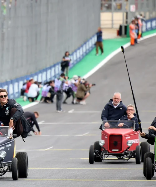 Succede di tutto durante la pazza parata dei piloti di F1 in Brasile: le foto