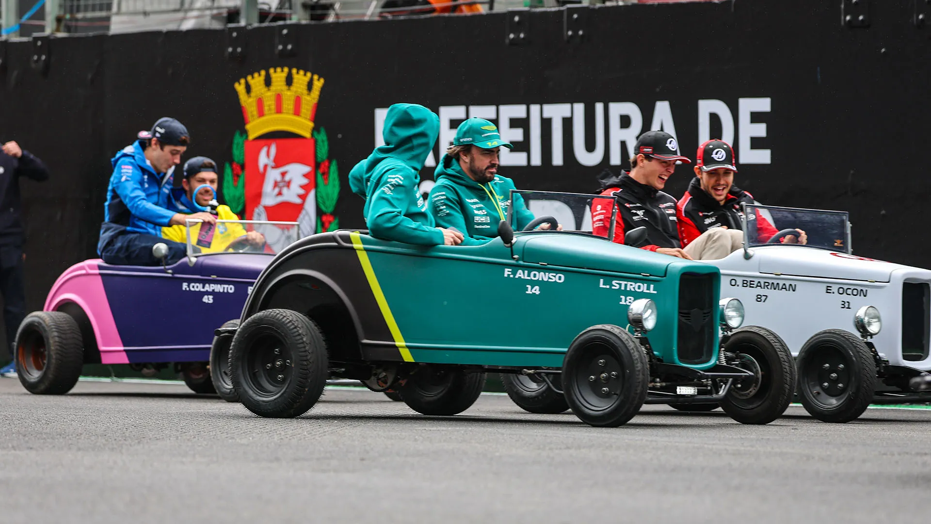 I piloti si sono sfidati con improbabili mini car prima del Gran Premio del Brasile