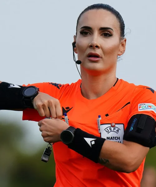 Le foto più belle di Emanuela Rusta, l’arbitra che sta battendo tutti i record