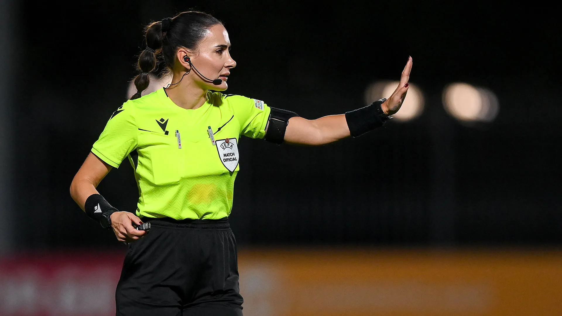 Dopo aver giocato a basket da bambina, ha intrapreso la carriera arbitrale durante l'adolescenza