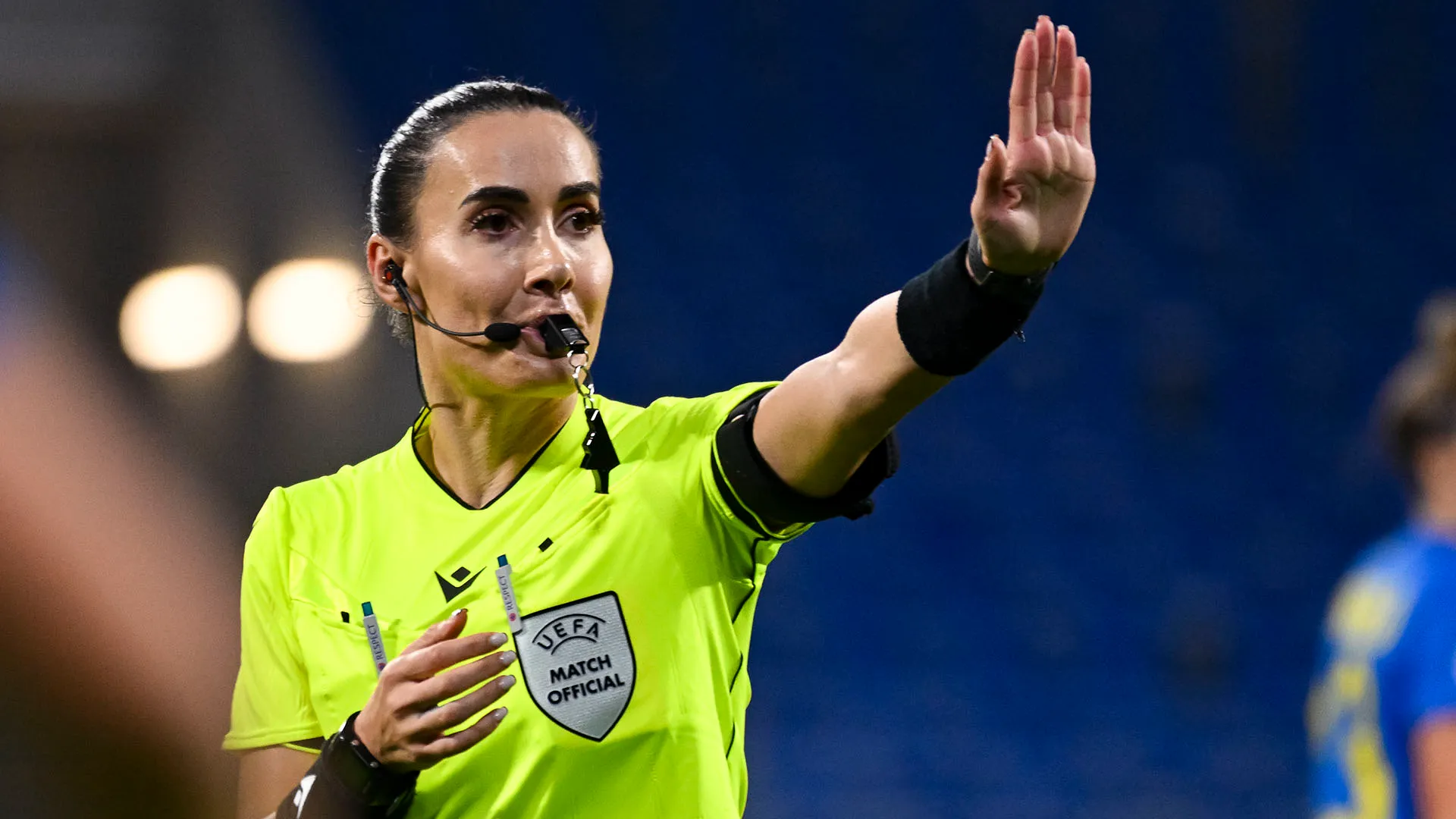 La direttrice di gara sta facendo la storia del calcio in Albania