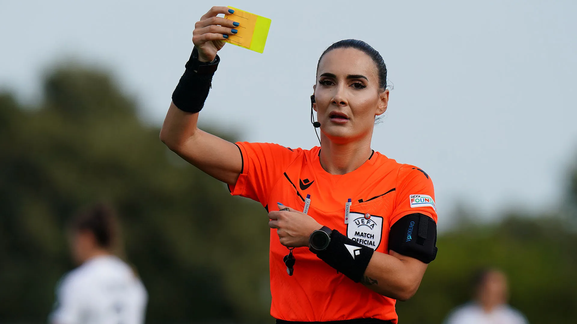 Lavora come insegnante di educazione fisica presso una scuola media della sua città natale