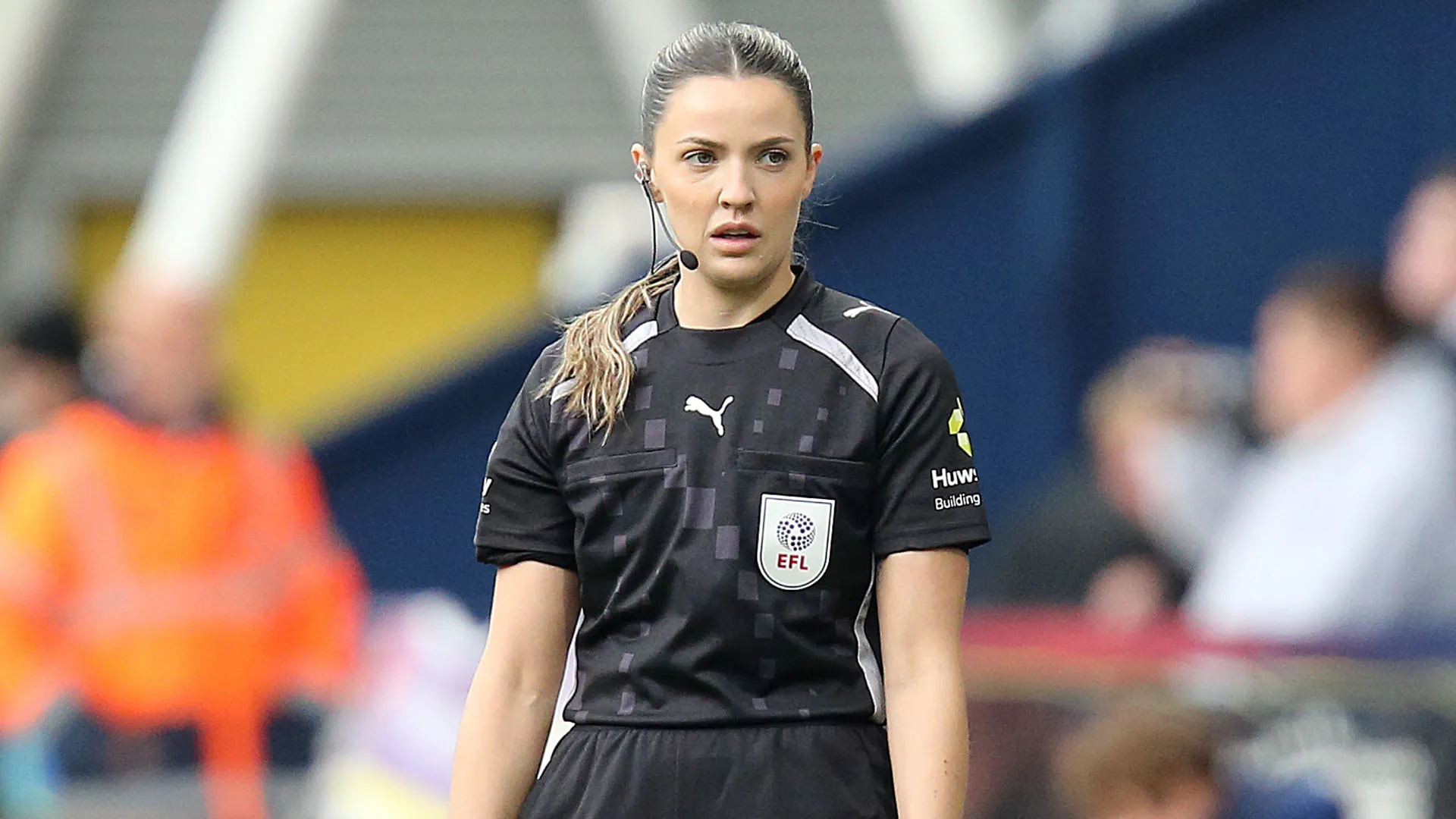 Ha iniziato a dirigere gare giovanili nel suo territorio a soli 14 anni
