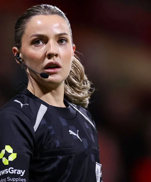 Emily Carney, le foto più belle dell’arbitra-insegnante