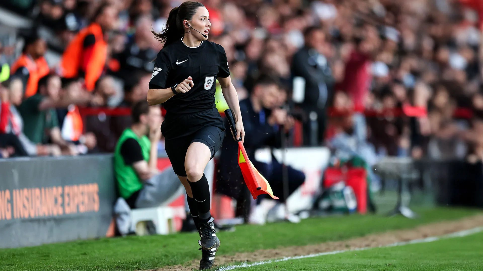 Dopo anni nelle leghe giovanili e dilettantistiche, è stata promossa — nel 2020 — nella lista FIFA degli assistenti arbitrali
