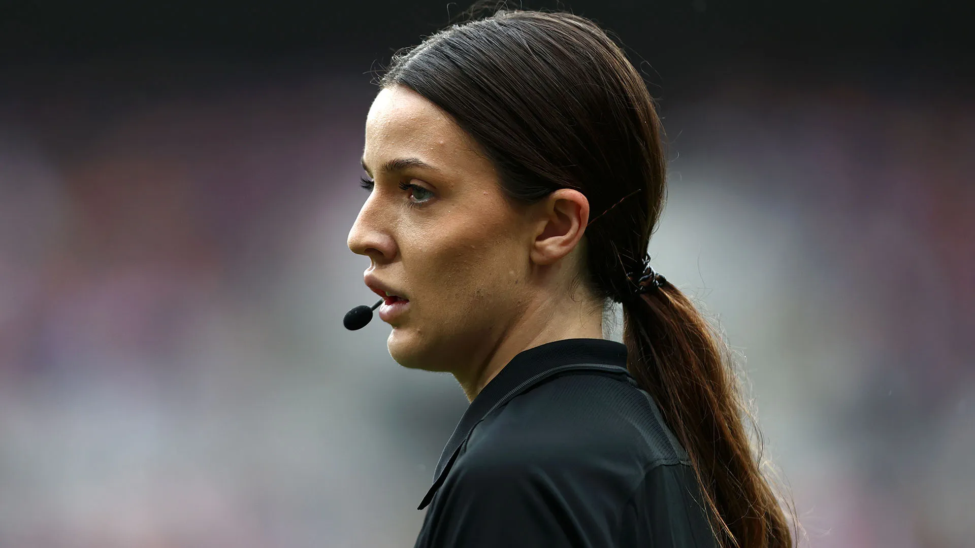 La sua ascesa rapida l’ha resa esempio per molte giovani arbitre in un ambiente dove fino a pochi anni fa le donne erano rare
