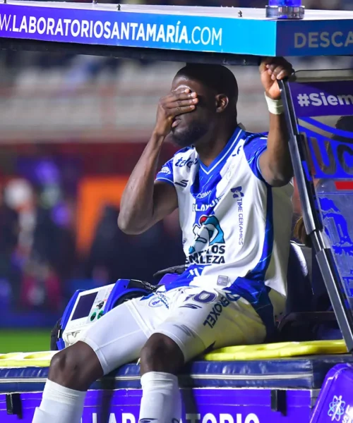 Il giocatore leggendario fa gol, poi si dispera in barella: le foto