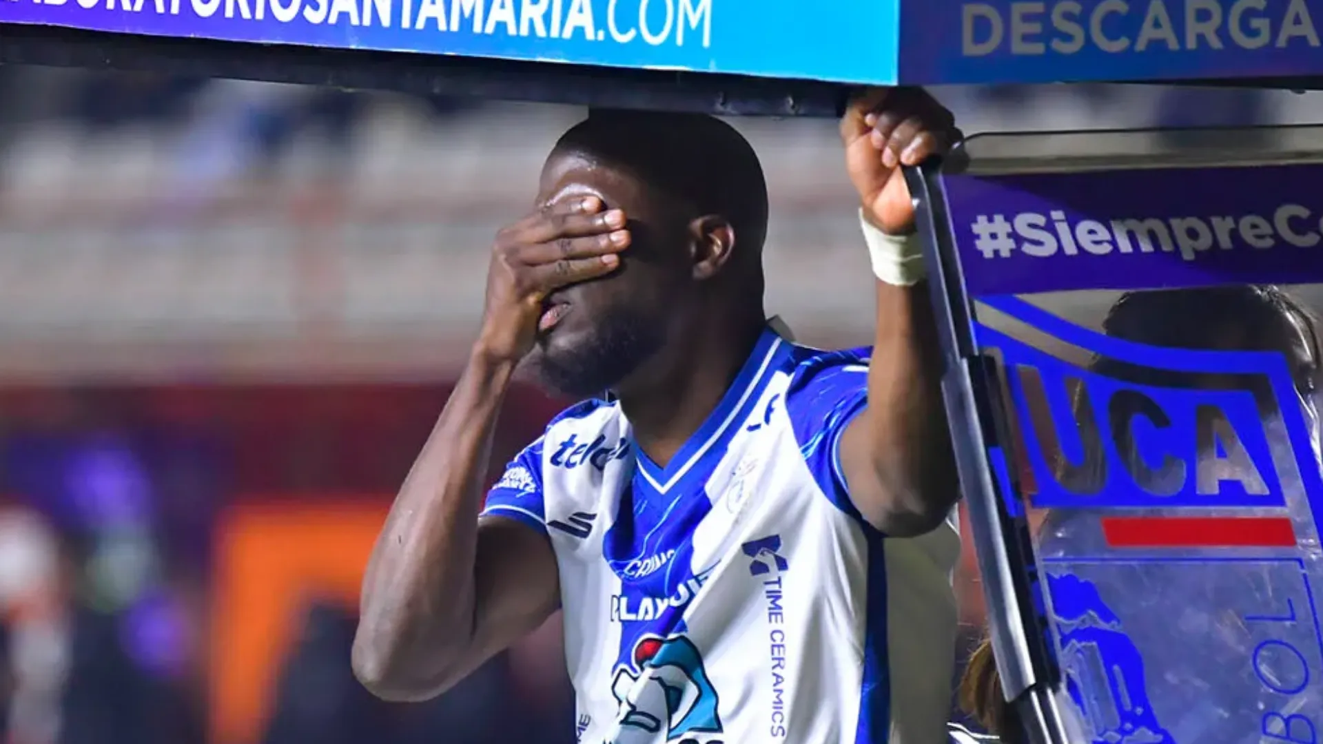 Un dolore alla gamba lo ha costretto a fermarsi: sulla barella non ha nascosto la sua delusione