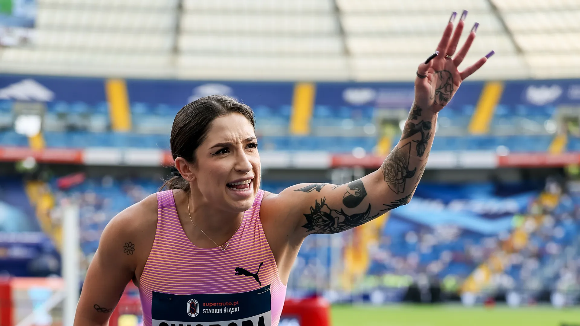 Swoboda esibisce i suoi tatuaggi con orgoglio diventando  un'icona per gli appassionati.