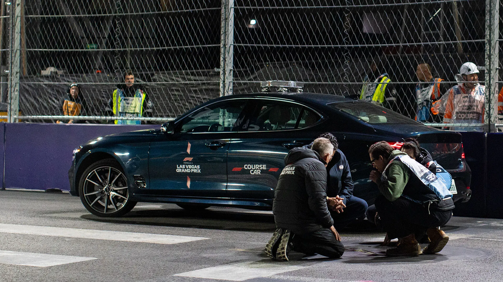 La rottura del tombino ha fatto preoccupare gli organizzatori, che hanno fermato immediatamente le vetture