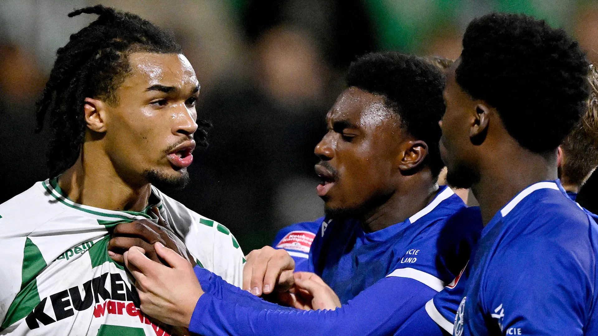 Scene assurde quelle viste durante la sfida tra Dordrecht e Almere City