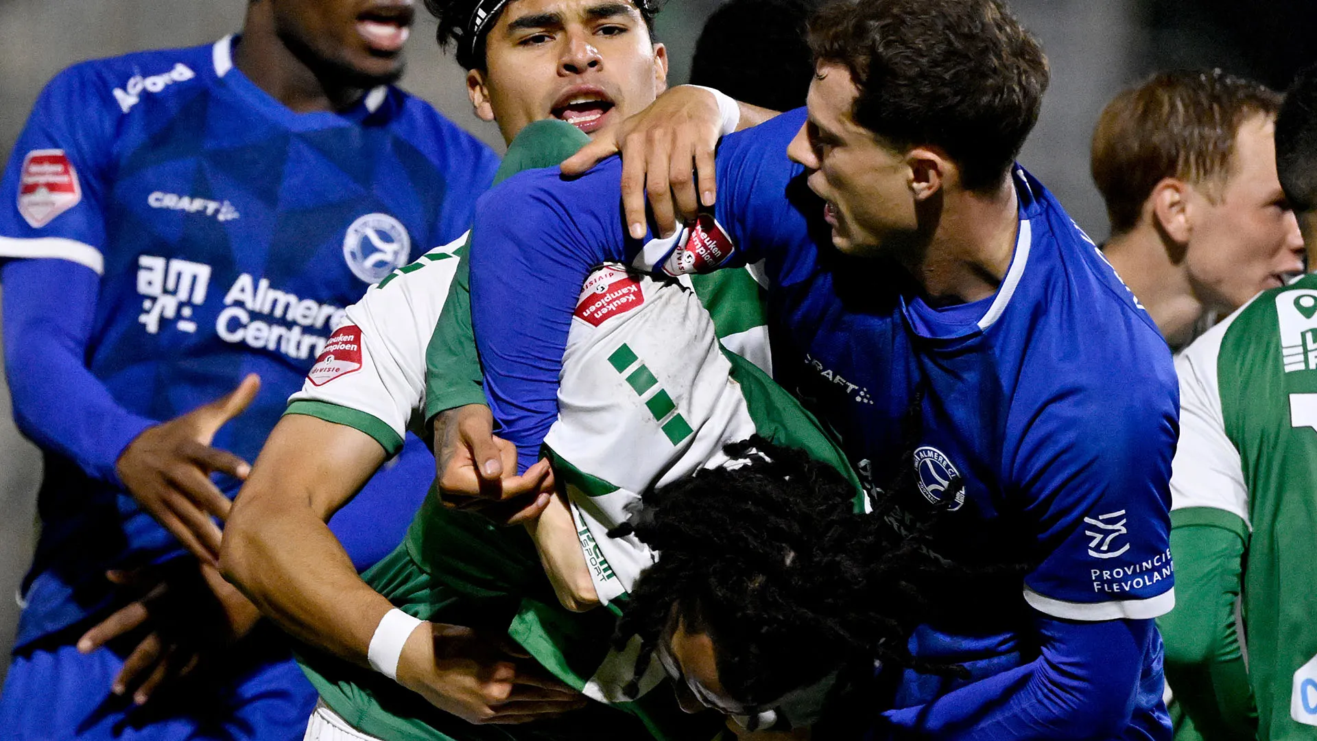 I calciatori perdono la testa e iniziano a lottare