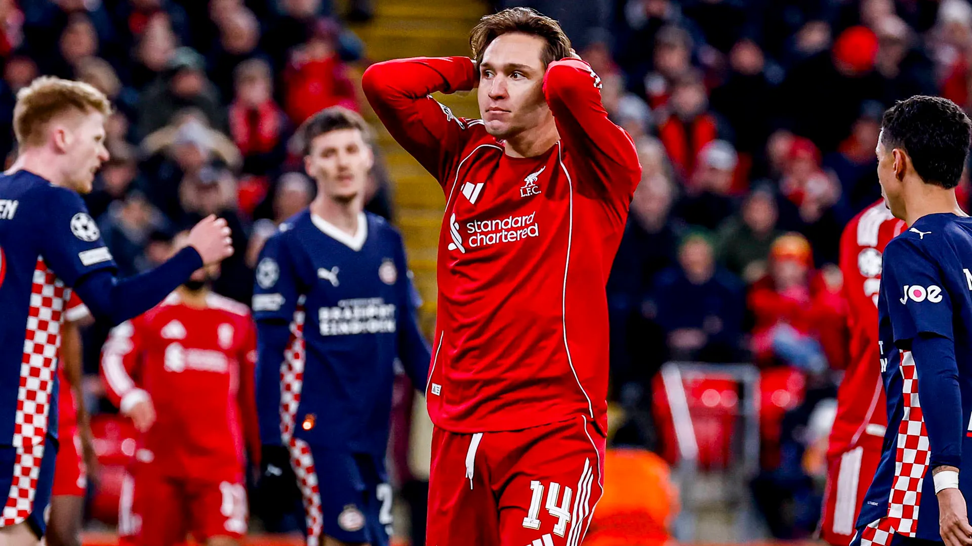 "Ridateci la squadra dell'anno scorso, sta diventando imbarazzante" ha aggiunto un altro tifoso

