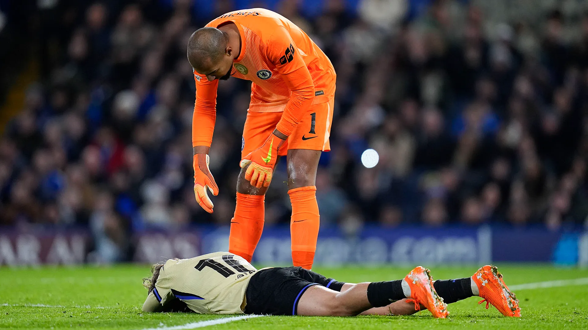 Il portiere si è poi sincerato delle condizioni dell'avversario