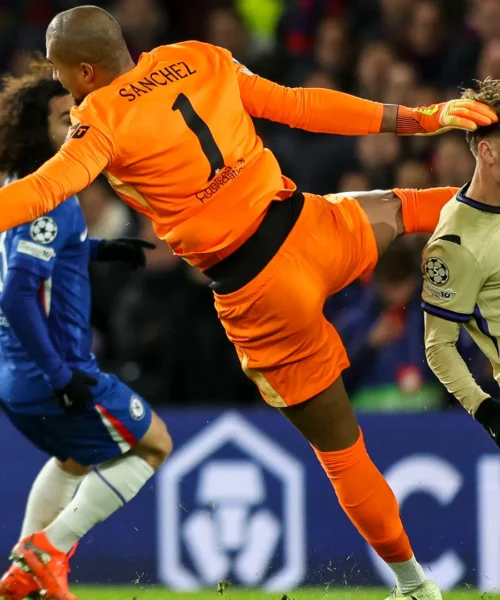 Il portiere abbatte l’attaccante con un intervento folle, le foto