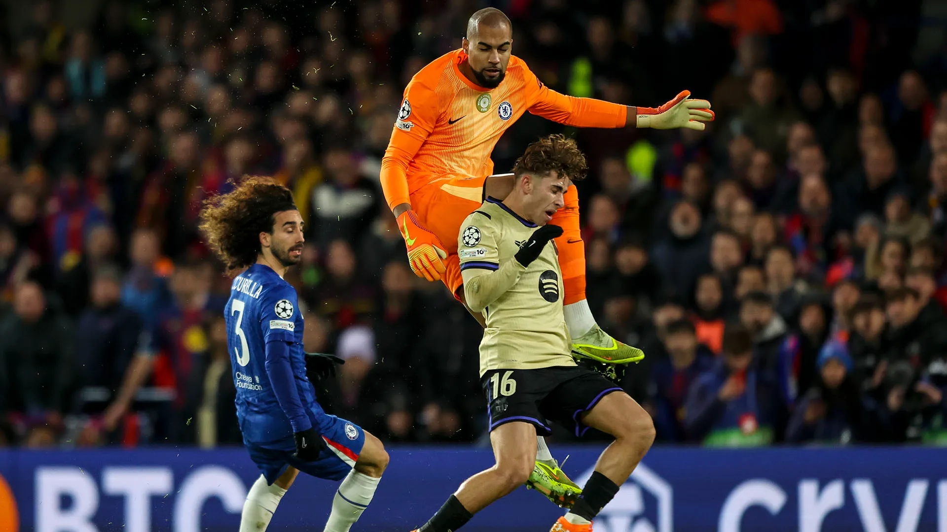 Il portiere del Chelsea è finito contro l'attaccante del Barcellona