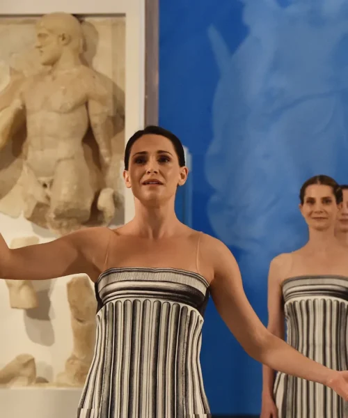 La fiamma olimpica di Milano Cortina 2026 ha cominciato il suo viaggio