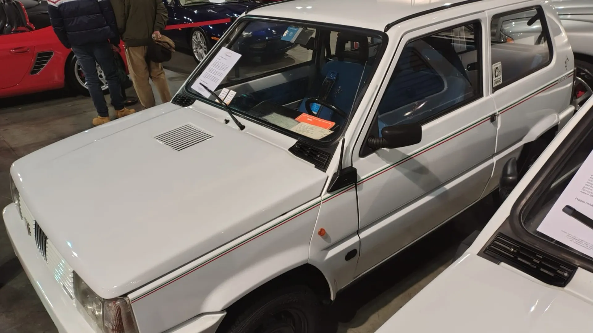 Livrea bianca con strisce tricolori e scudetto ufficiale di Italia '90