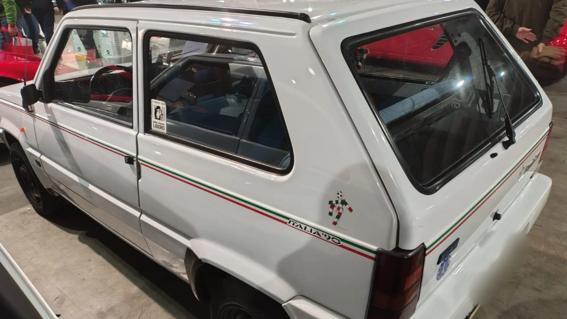 Interni rifiniti in azzurro che richiamano la mascotte Ciao del Mondiale