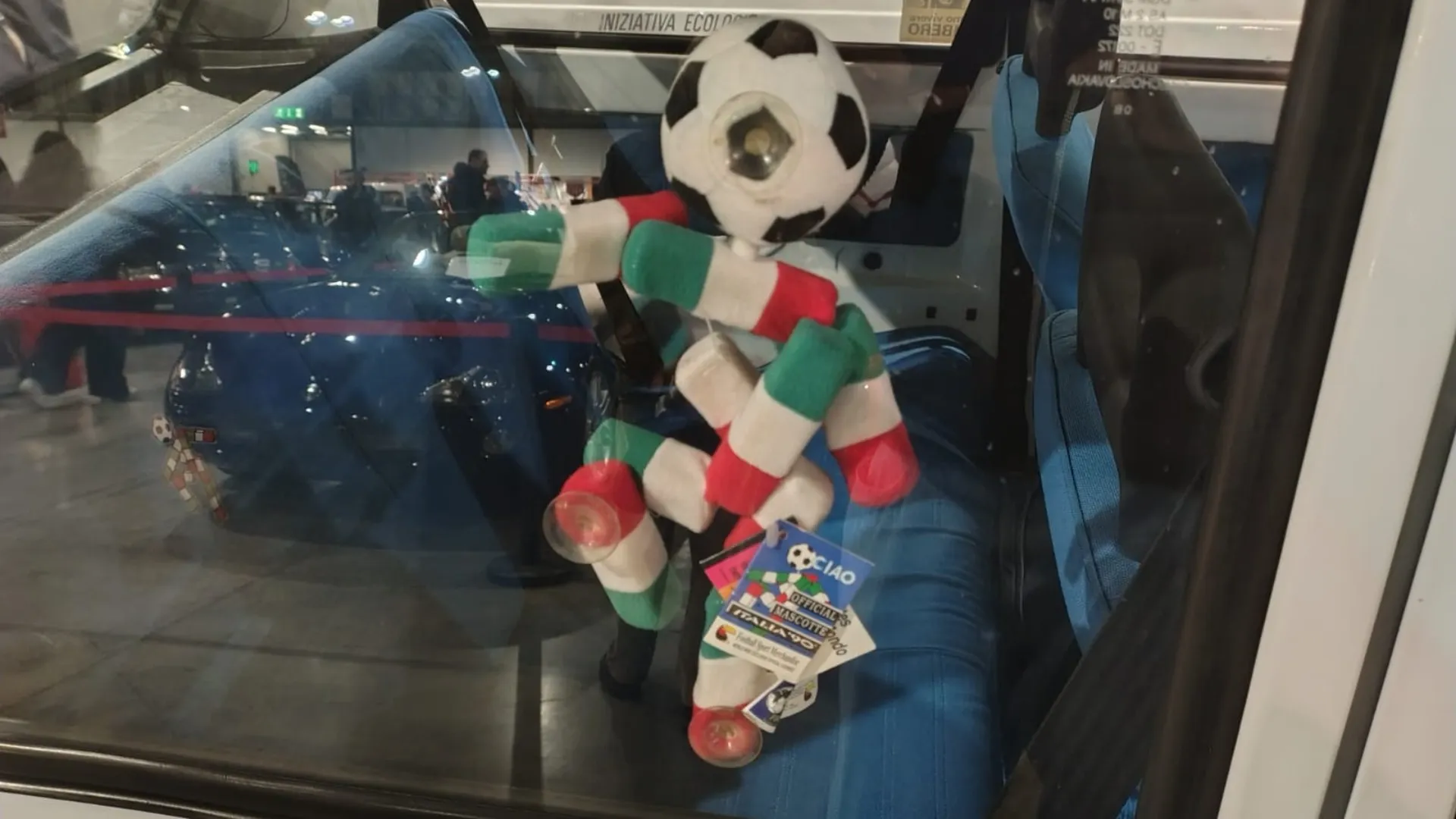 Qui c'è anche la mascotte di Italia '90: Ciao