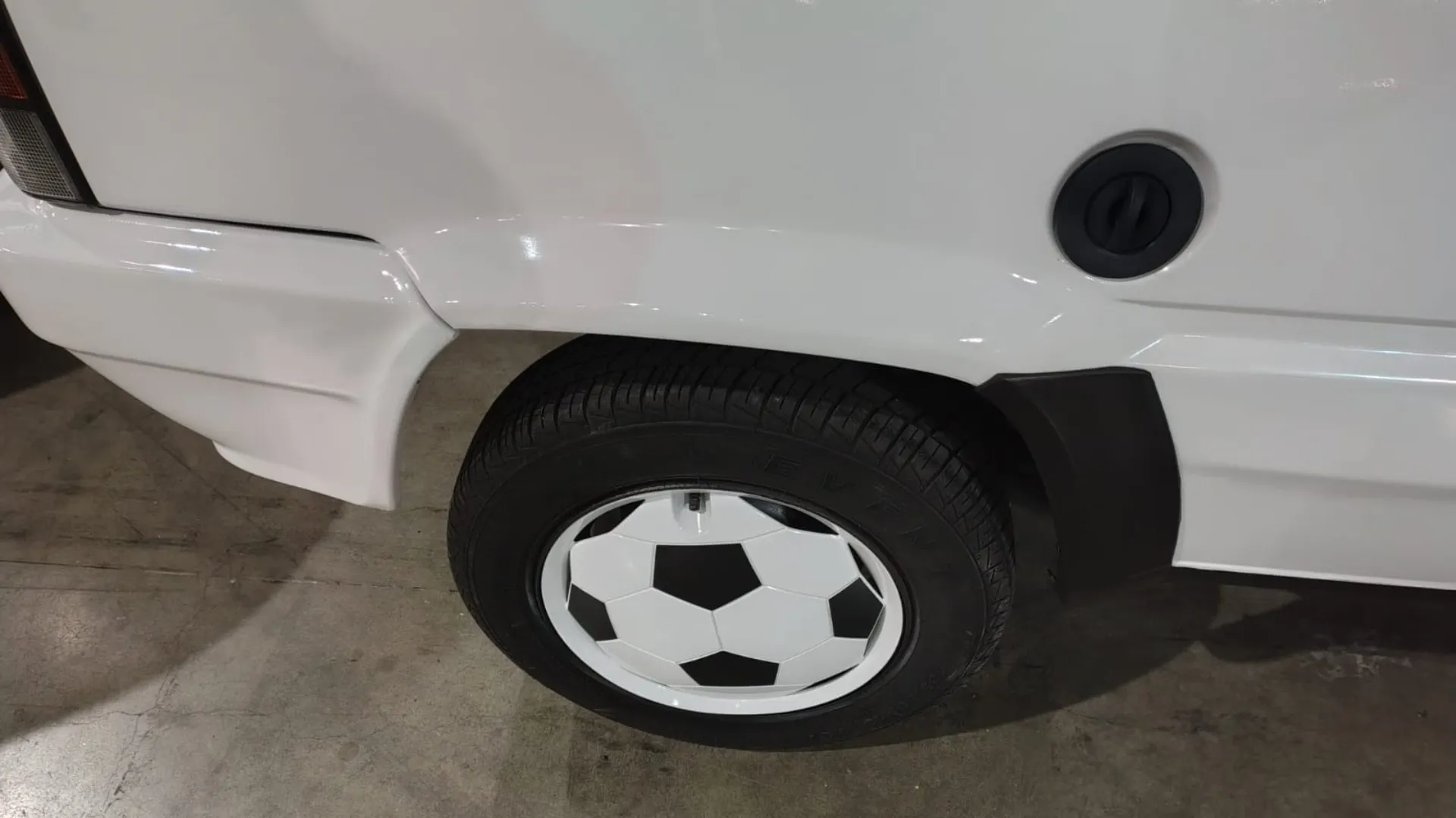 Cerchi dal disegno ispirato al pallone da calcio per richiamare il tema Mondiali