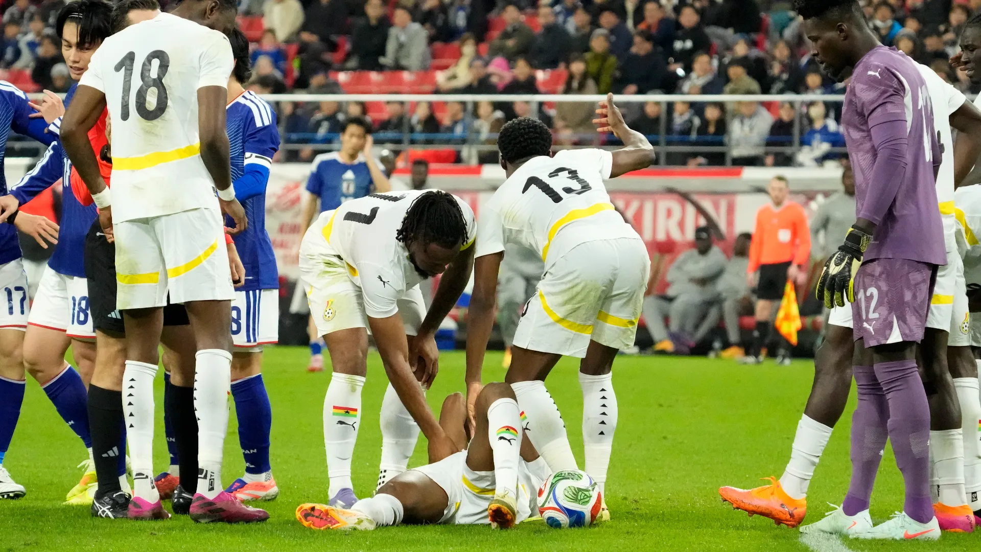 I compagni di Francis Abu si sono subito avvicinati a lui per capire le condizioni