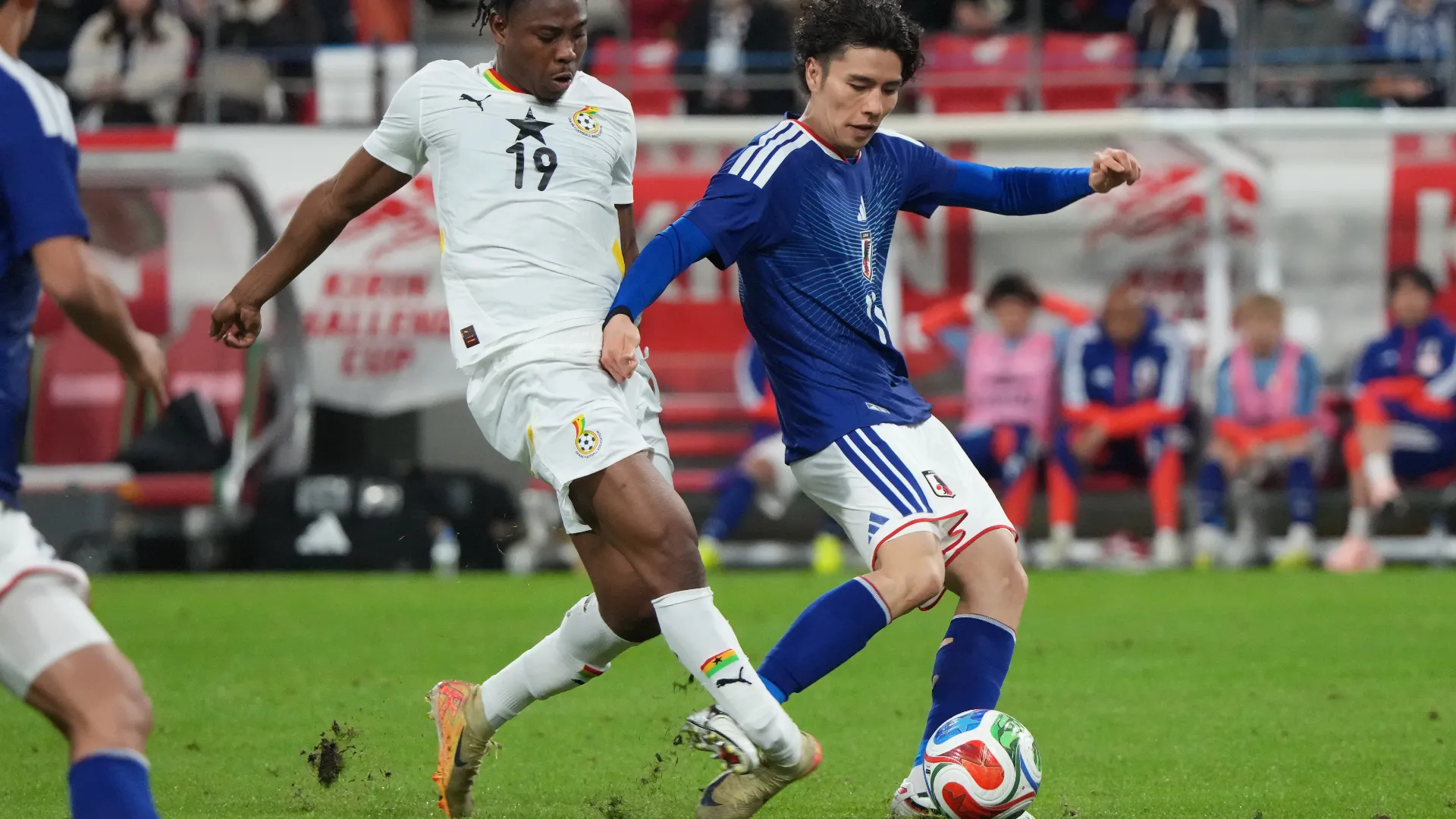 Francis Abu si è infortunato gravemente durante un contrasto con Ao Tanaka
