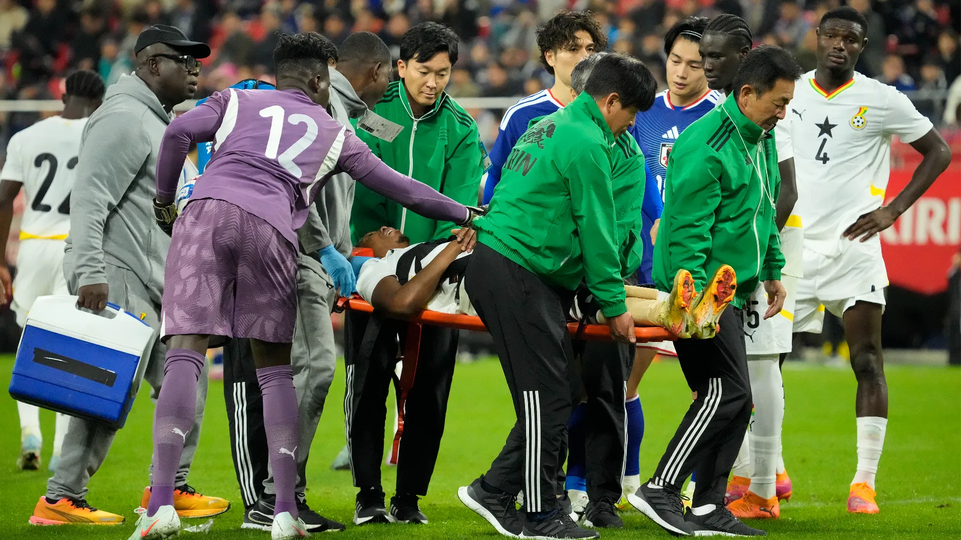 Dopo le prime cure, i medici hanno deciso di portare Francis Abu fuori dal campo in barella