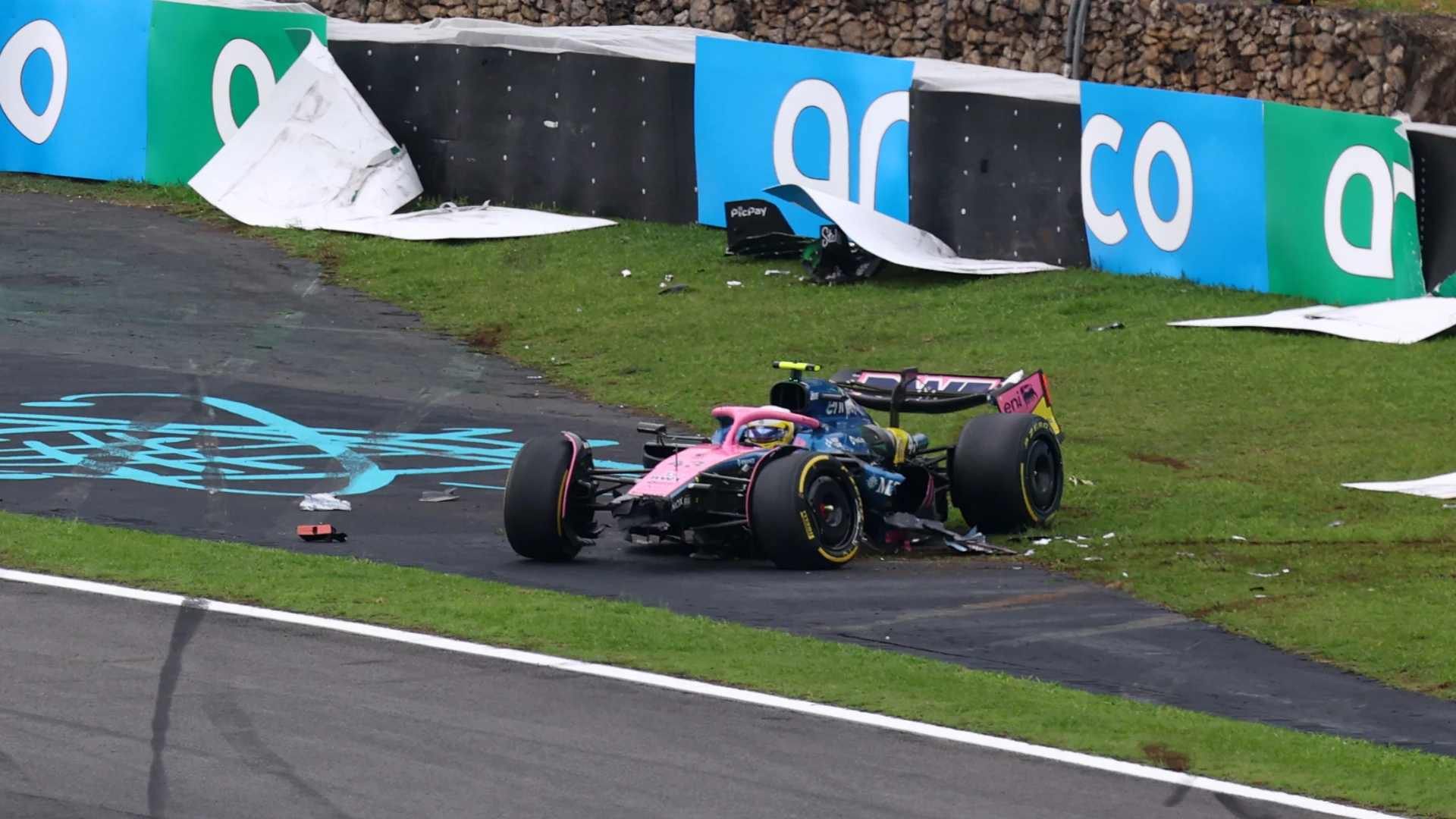 I commissari di gara hanno dovuto esporre la bandiera rossa per rimuovere i detriti e risistemare le barriere.