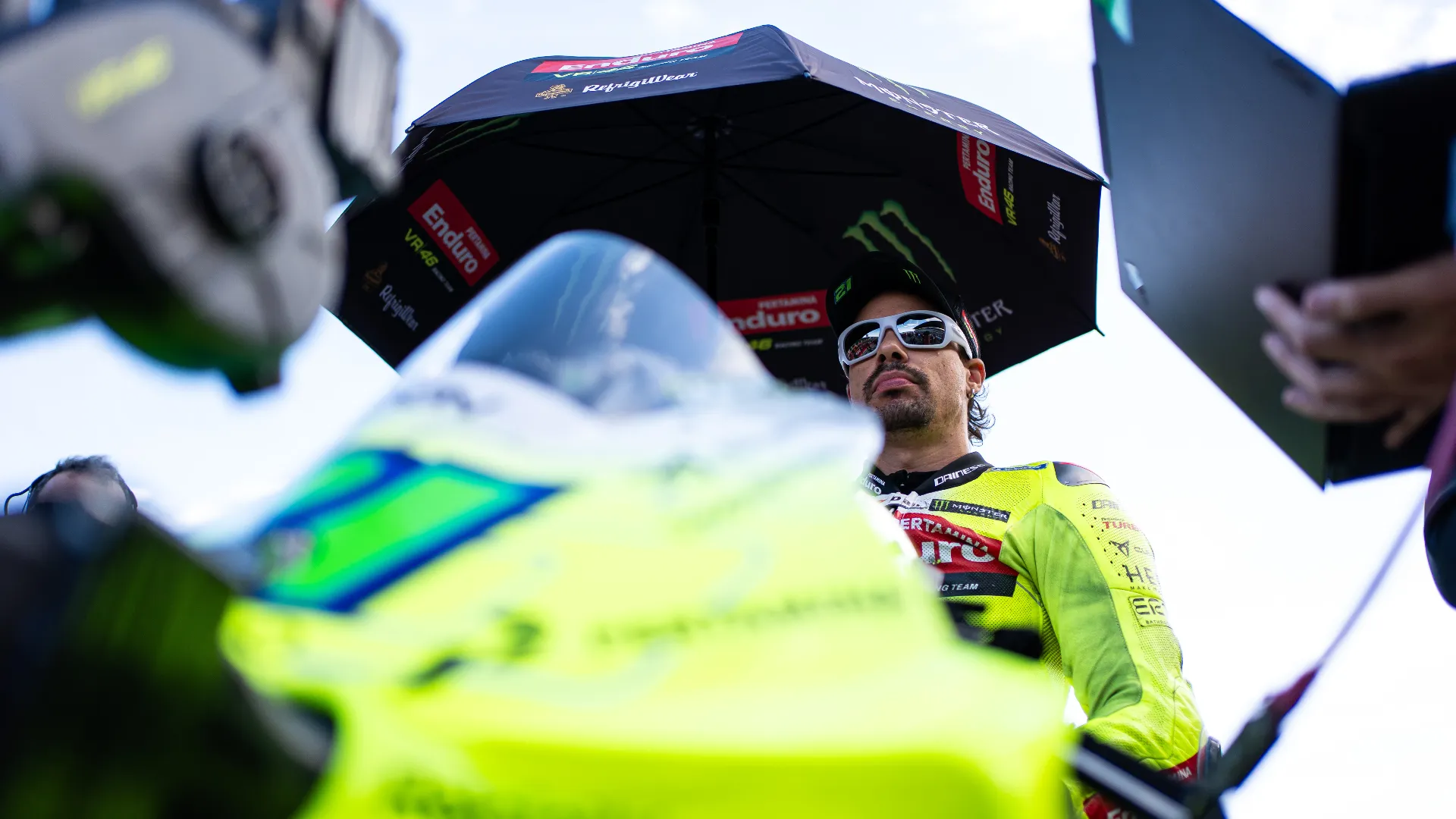 Ha rimediato la frattura del quinto metacarpo sinistro