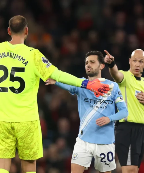 Gianluigi Donnarumma furioso con l’arbitro dopo la papera