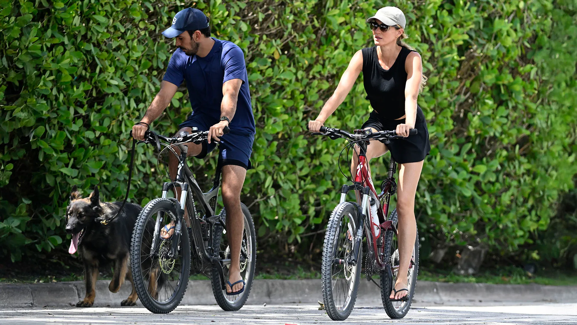 Pratica regolarmente yoga avanzato e arti marziali, inoltre fa sessioni quotidiane di corsa
